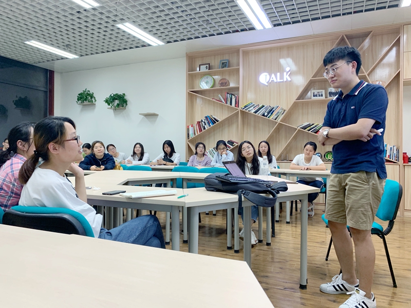 张坤与同学们交流保研要点3.jpg