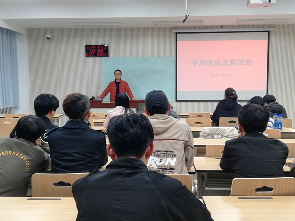 罗建峰主任做就业指导2.jpg