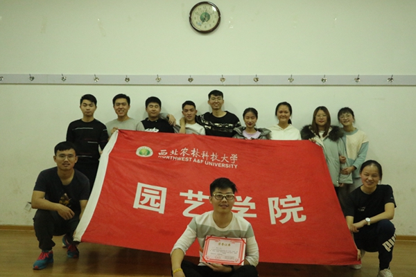 加拿大28预测开奖官网咪牌合影3.jpg