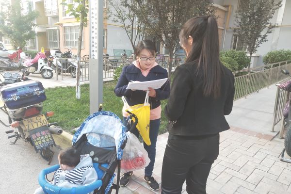 志愿者在进行人口普查.jpg
