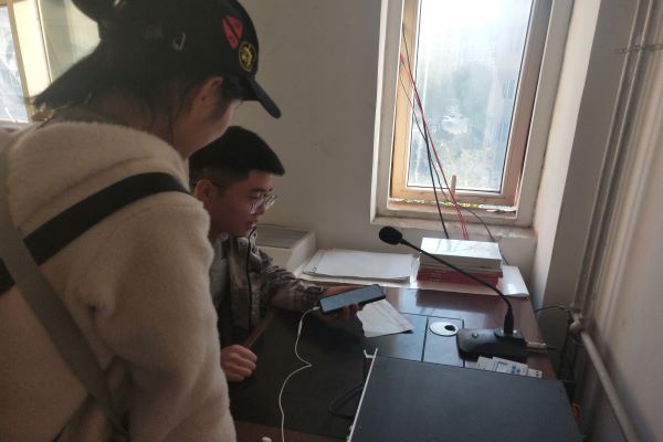 志愿者正在通过喇叭广播科普知识.jpg