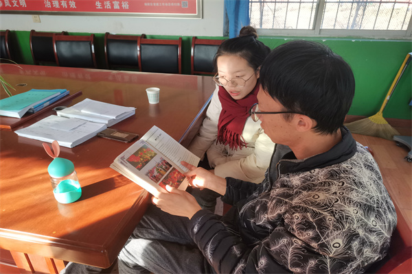 和村干部了解村情.jpg