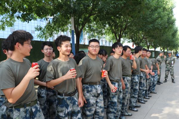 学员们休息期间享用物资.jpg