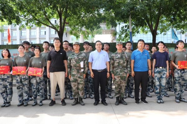 师生一同合影.jpg