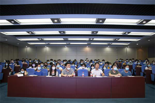 同学们认真听讲2.jpg